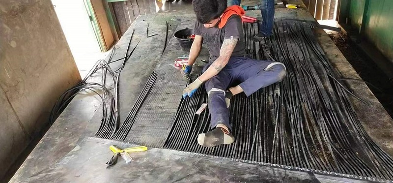 Das lokale After-Sales-Team in Thailand bietet für einen Bergbaukunden einen Spleißservice für Stahlseil-Förderbänder vor Ort an